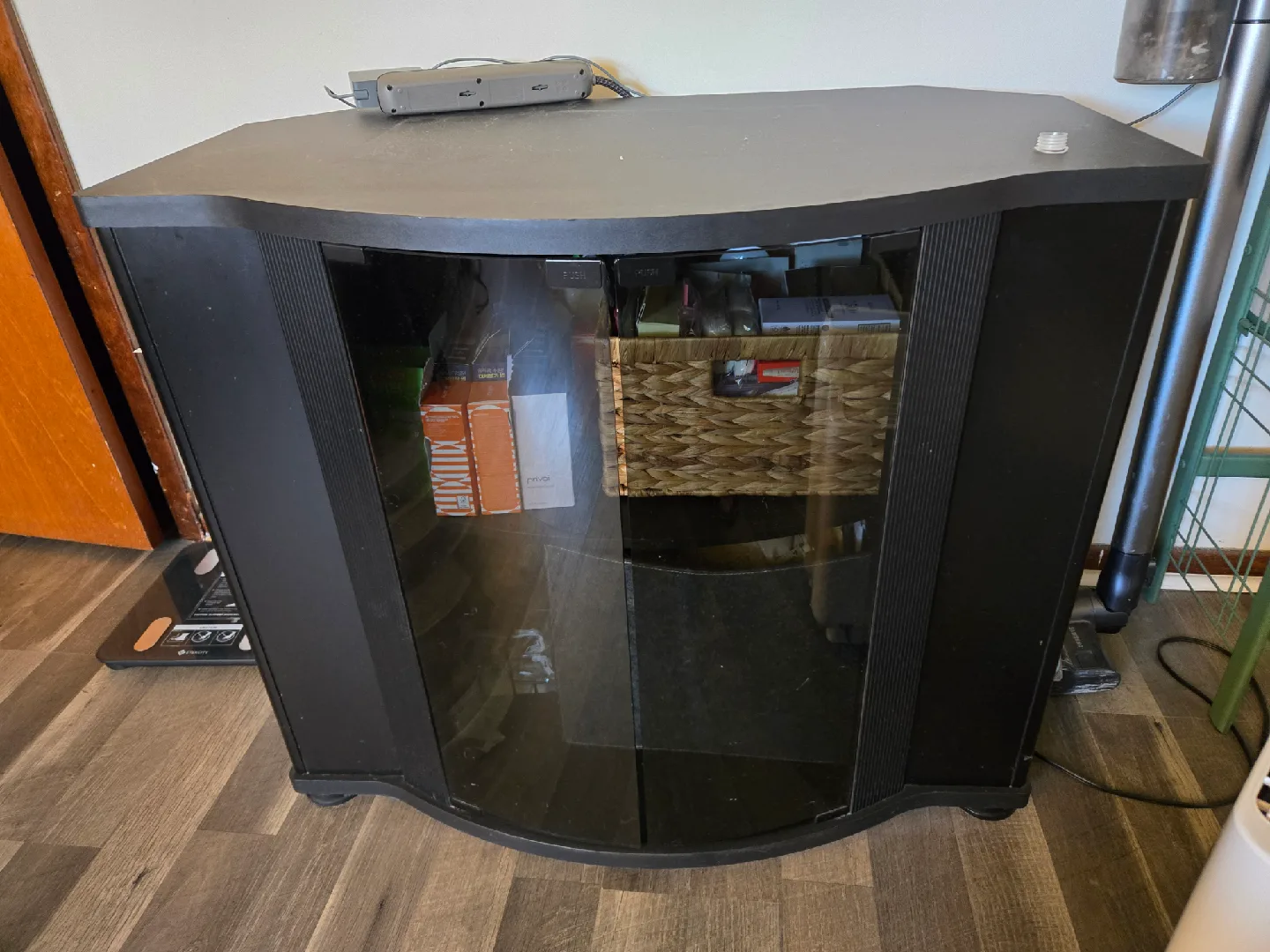 selling a 42inch LG TV + TV stand image indicator(5)