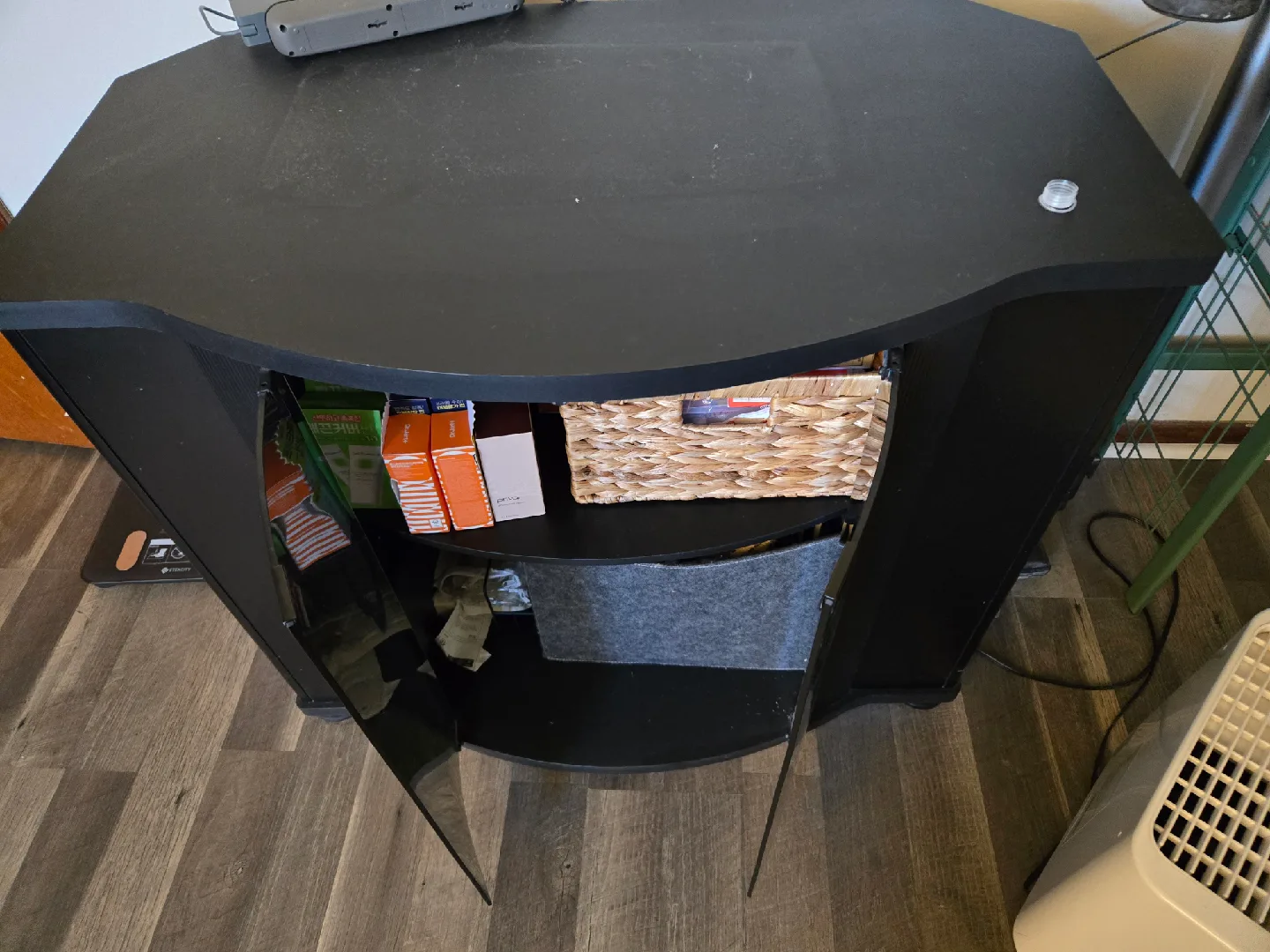 selling a 42inch LG TV + TV stand image indicator(6)