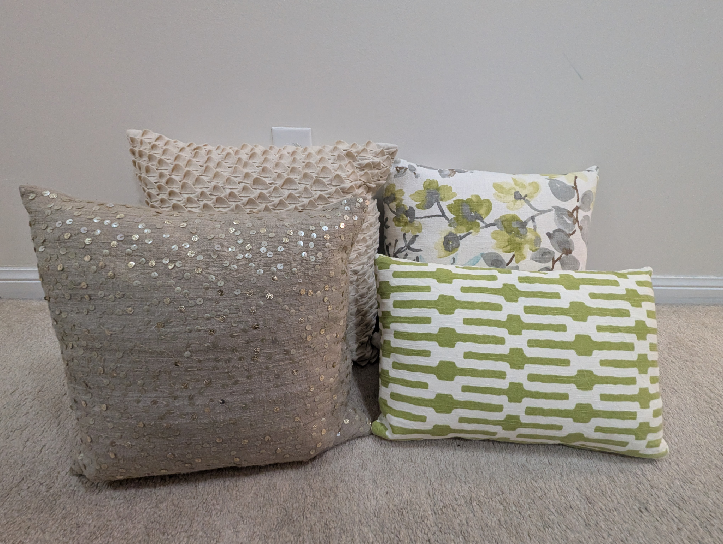 Set of 4 New Decorative Throw Pillows