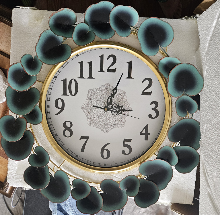 Wall Clock with Leaf Design