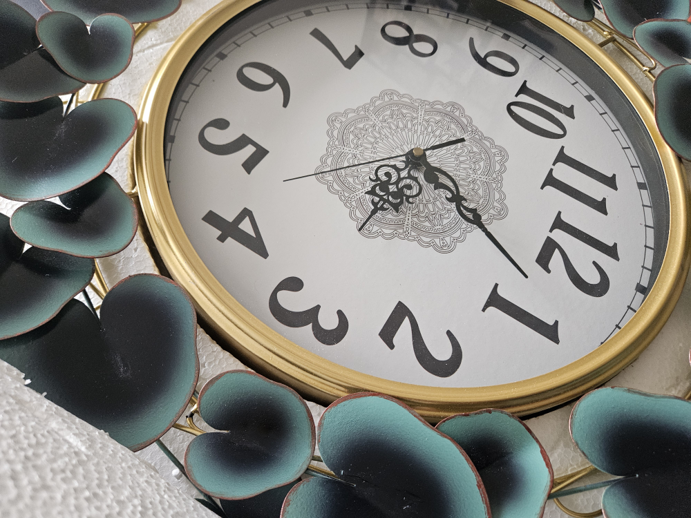 Wall Clock with Leaf Design - photo 2
