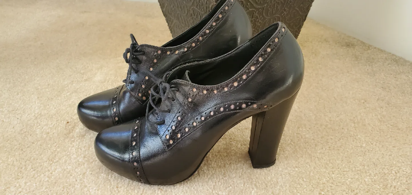 Ingledew's Black Leather Heels - Size 8.5 image indicator(2)