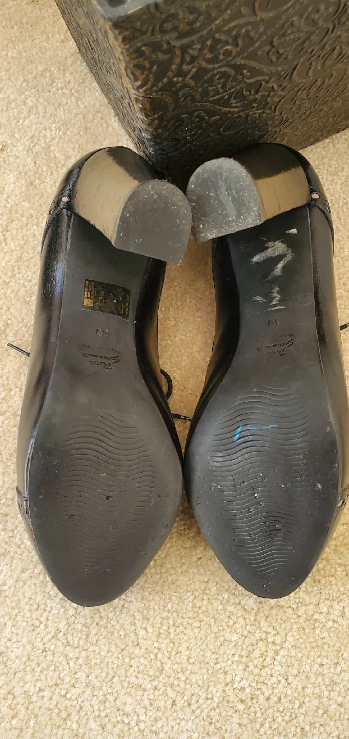Ingledew's Black Leather Heels - Size 8.5 image indicator(3)