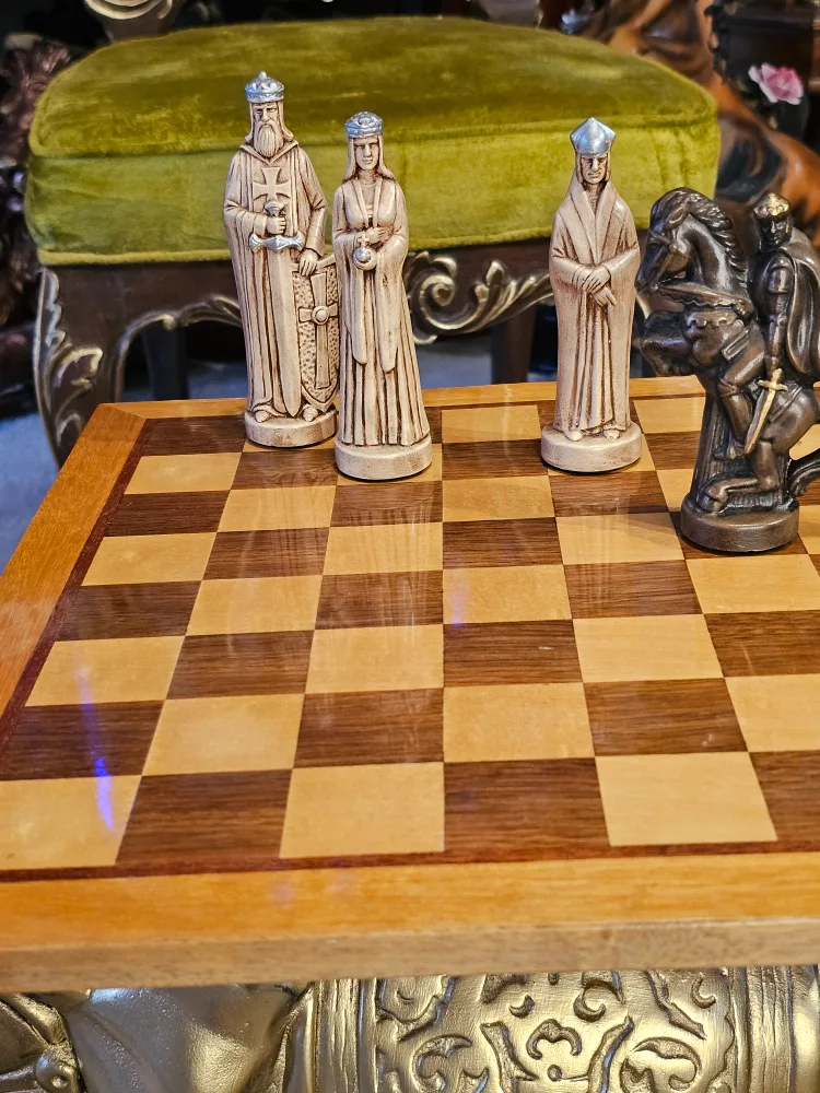 Wooden Chess Table with Black Legs image indicator(5)