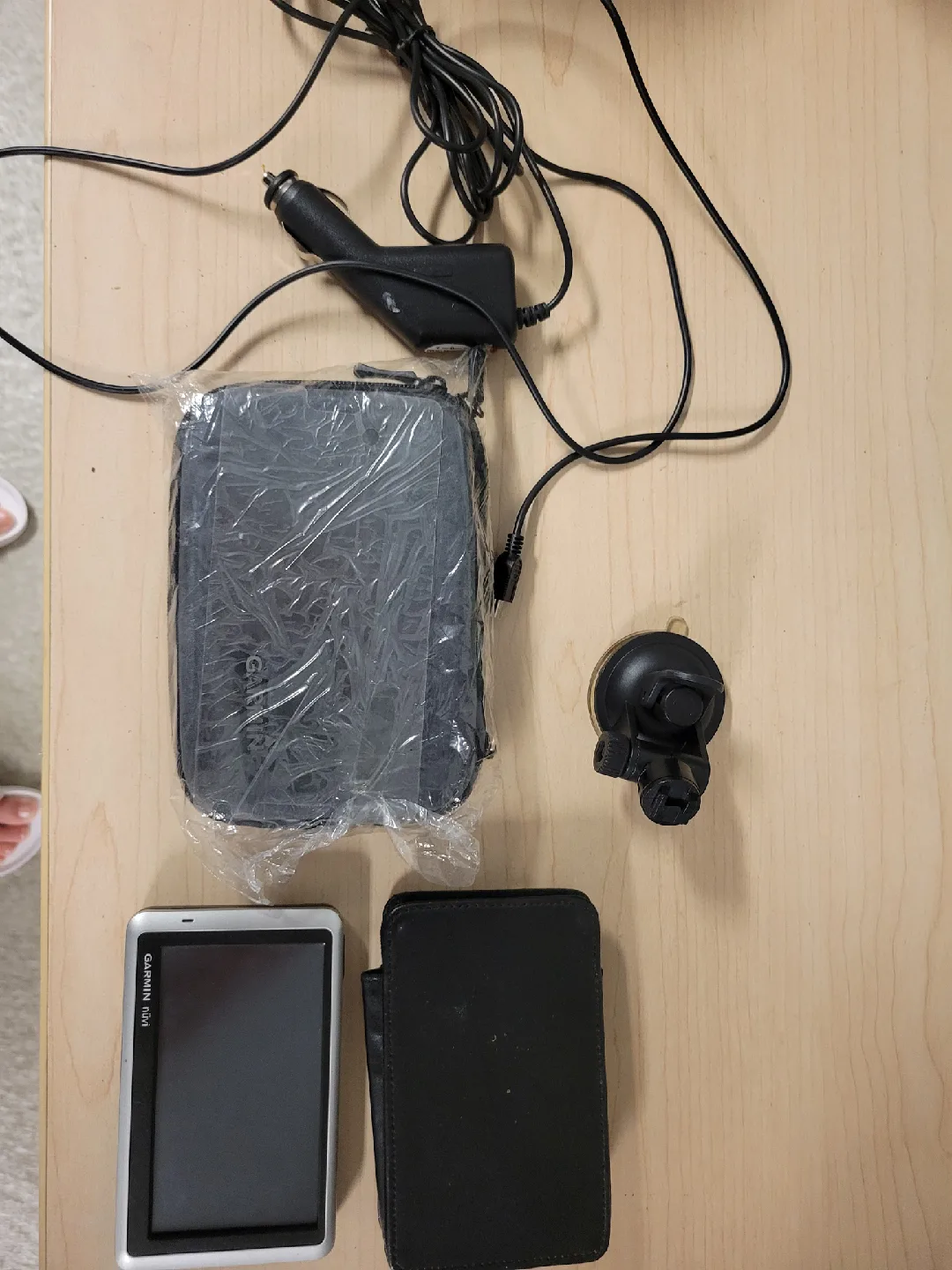 Garmin Nuvi GPS Navigation System with accessories image indicator(2)