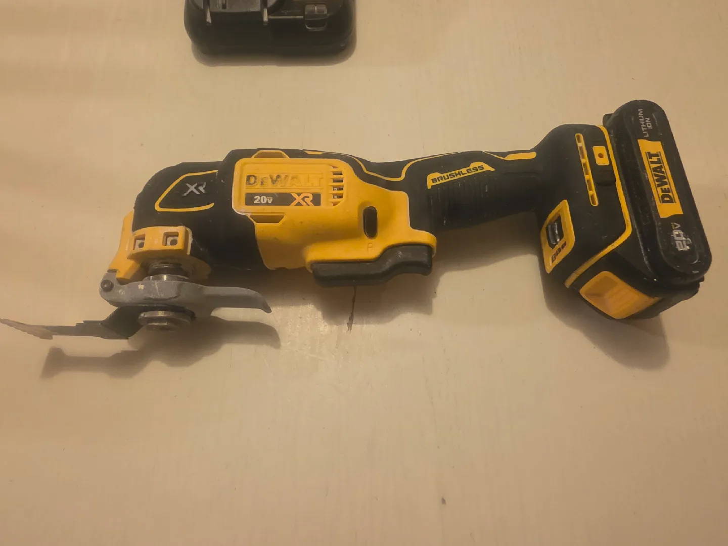 DeWalt 20V MAX XR Oscillating Multi-Tool with Charger image indicator(2)