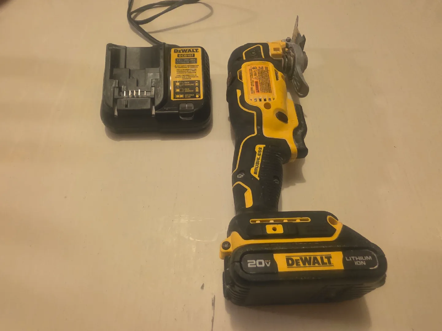 DeWalt 20V MAX XR Oscillating Multi-Tool with Charger image indicator(4)