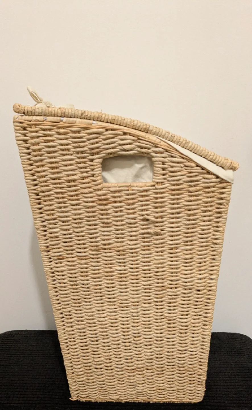 Wicker Laundry Hamper with lid and liner image indicator(2)