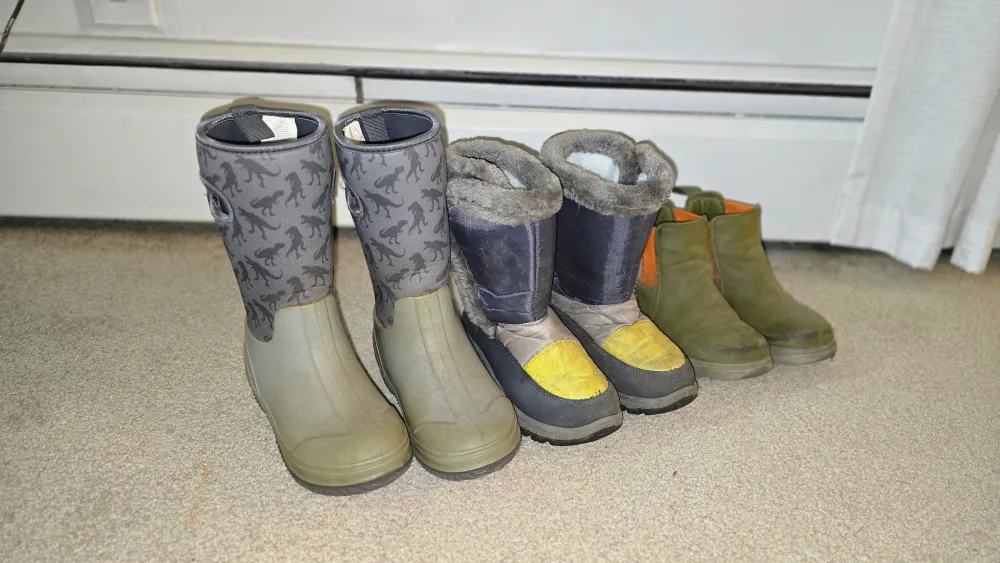 🧡MOVING SALE - Assorted kids' shoes and boots image indicator(2)