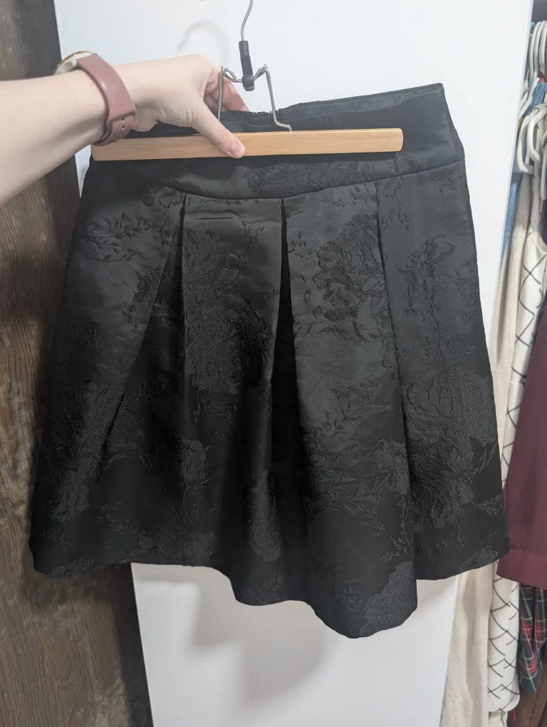 RW&CO Black Floral Skirt - Size 2 image indicator(4)
