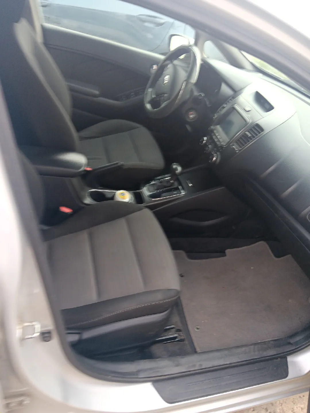 Silver Kia Forte  2017 image indicator(6)