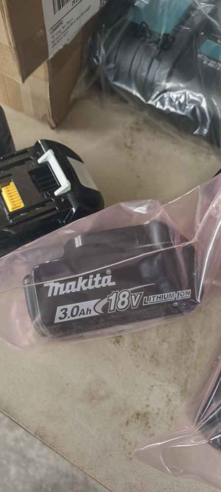 Makita 18V Li-Ion Battery & Charger - photo 2