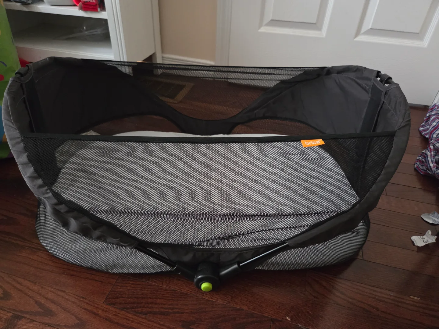 Brica Fold N' Go Travel Bassinet image indicator(2)