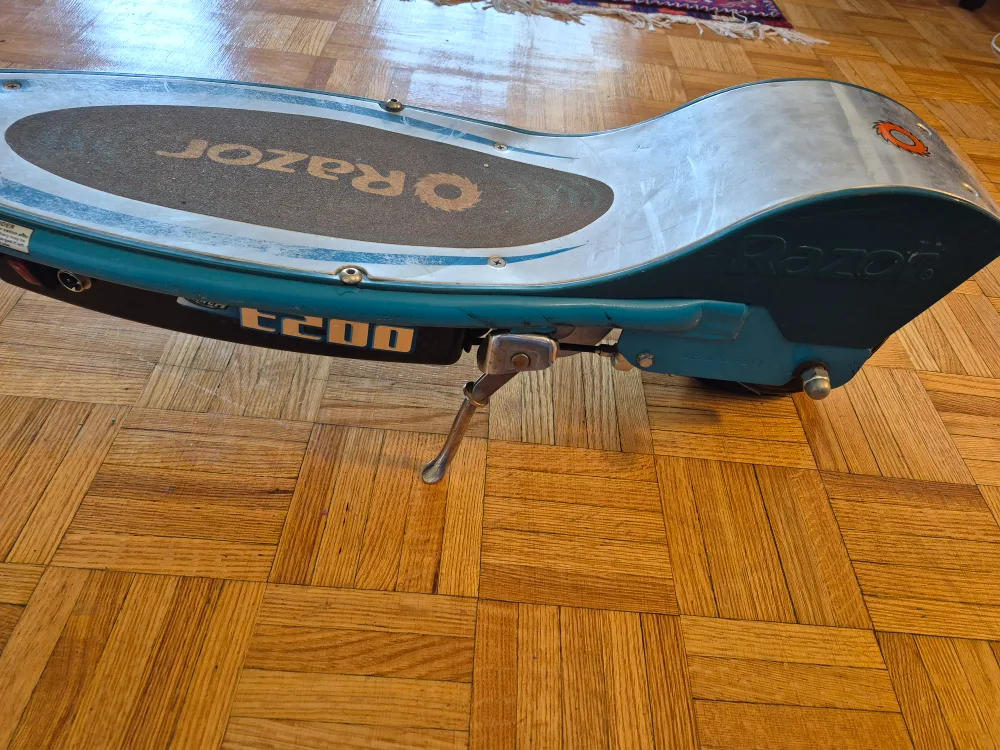 Razor E200 Electric Scooter - Blue image indicator(3)