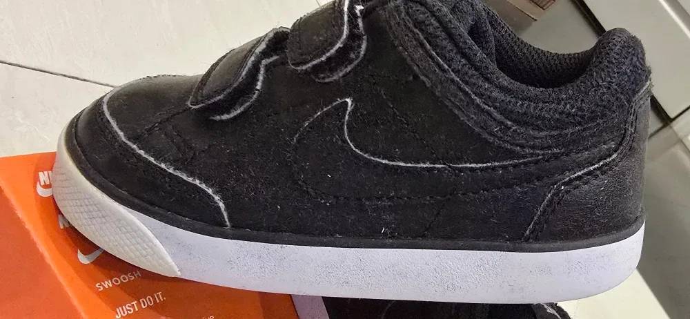 Black Nike Capri Kids Shoes! - Size 8 image indicator(3)