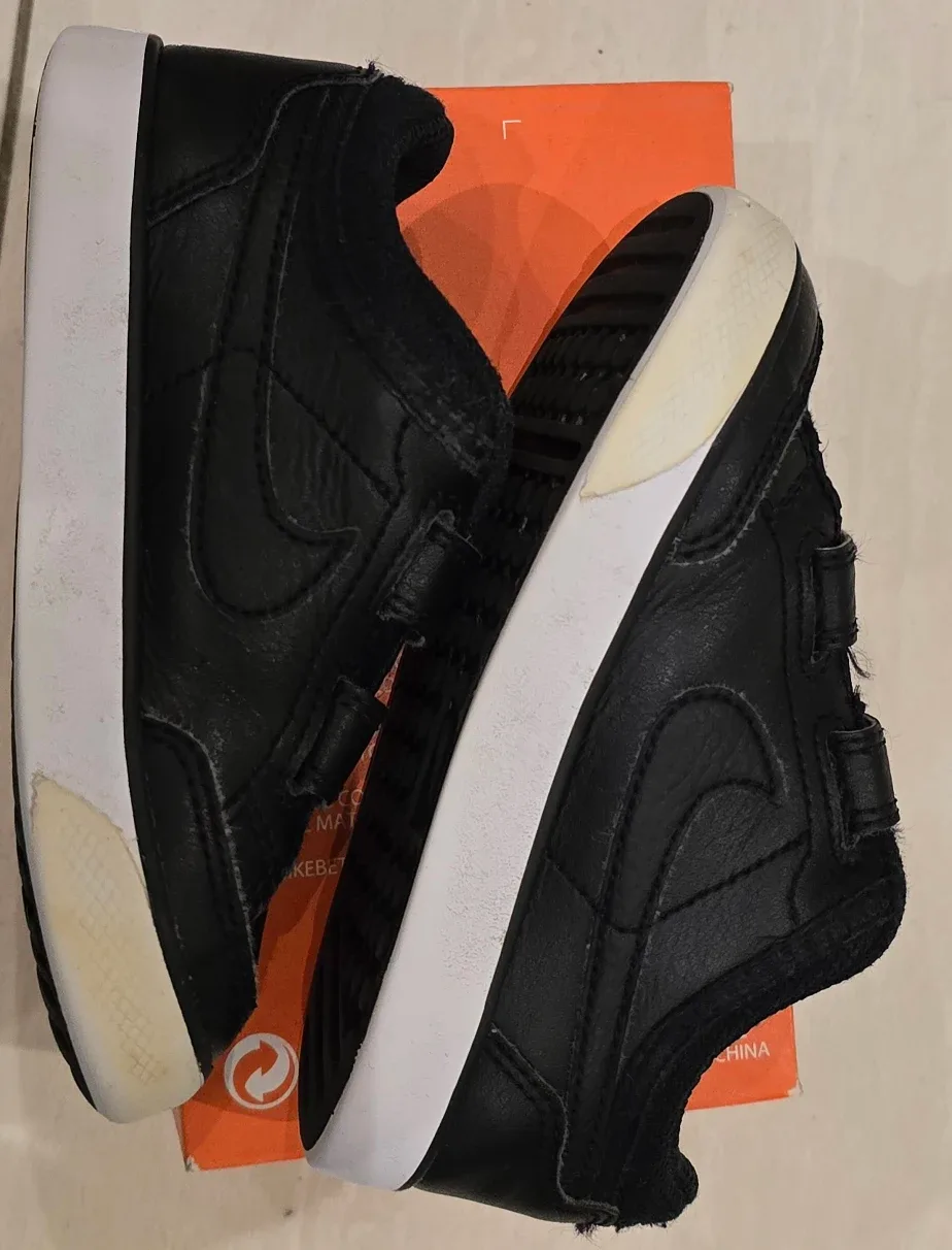 Black Nike Capri Kids Shoes! - Size 8 image indicator(4)