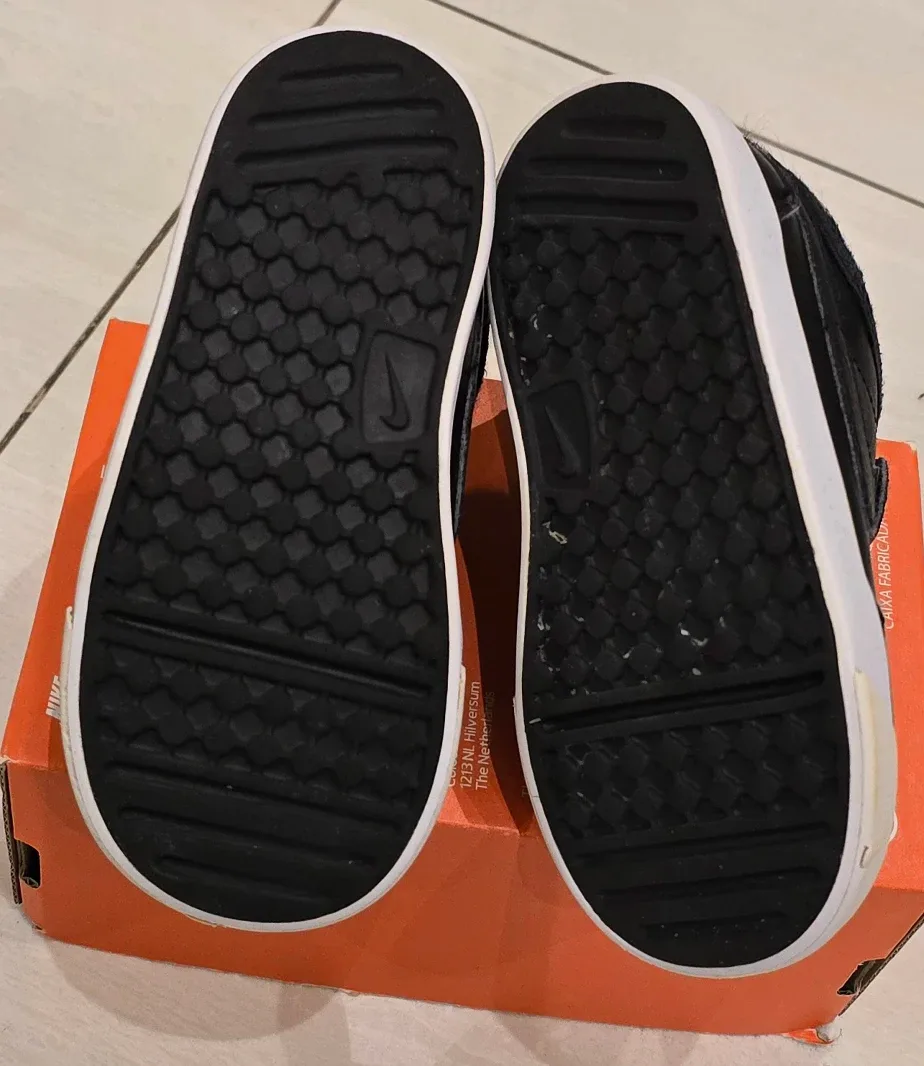 Black Nike Capri Kids Shoes! - Size 8 image indicator(5)