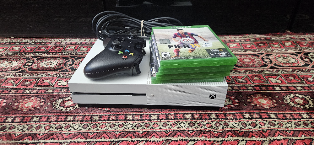 Xbox One S Console, Controller + Games🧡