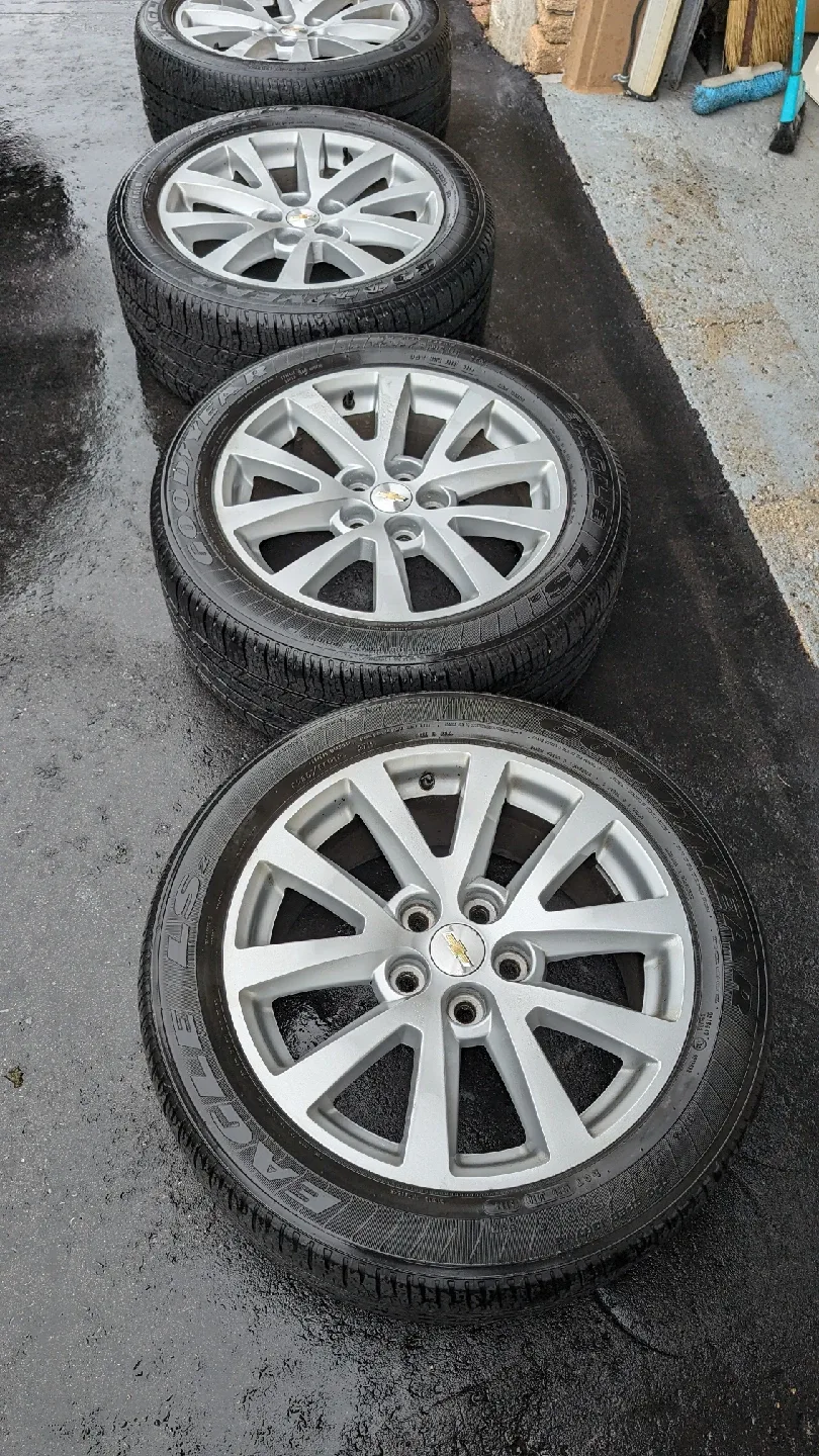 Set of 4 Chevrolet Rims & Tires - P235/50R18 image indicator(2)