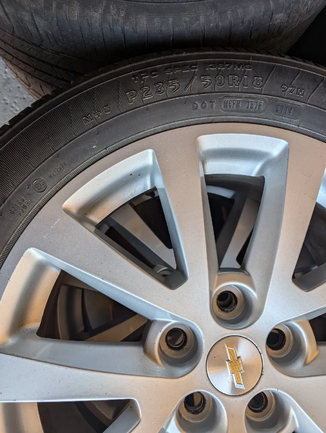 Set of 4 Chevrolet Rims & Tires - P235/50R18 image indicator(3)