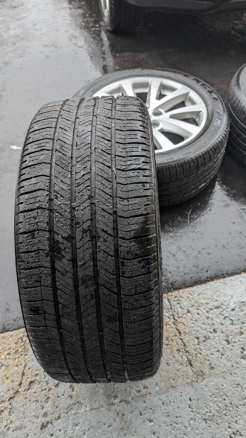 Set of 4 Chevrolet Rims & Tires - P235/50R18 image indicator(4)