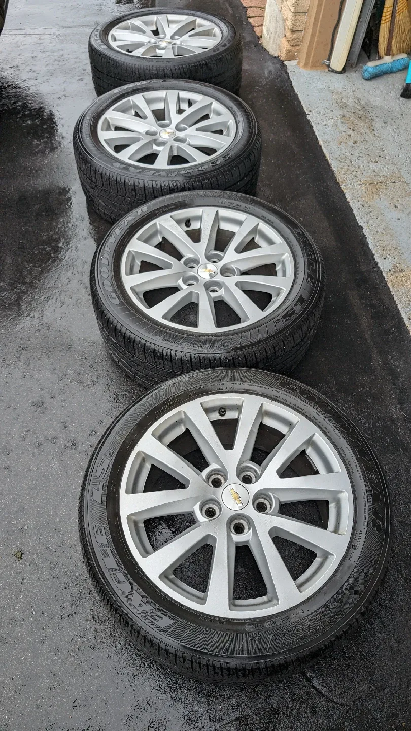 Set of 4 Chevrolet Rims & Tires - P235/50R18 image indicator(5)