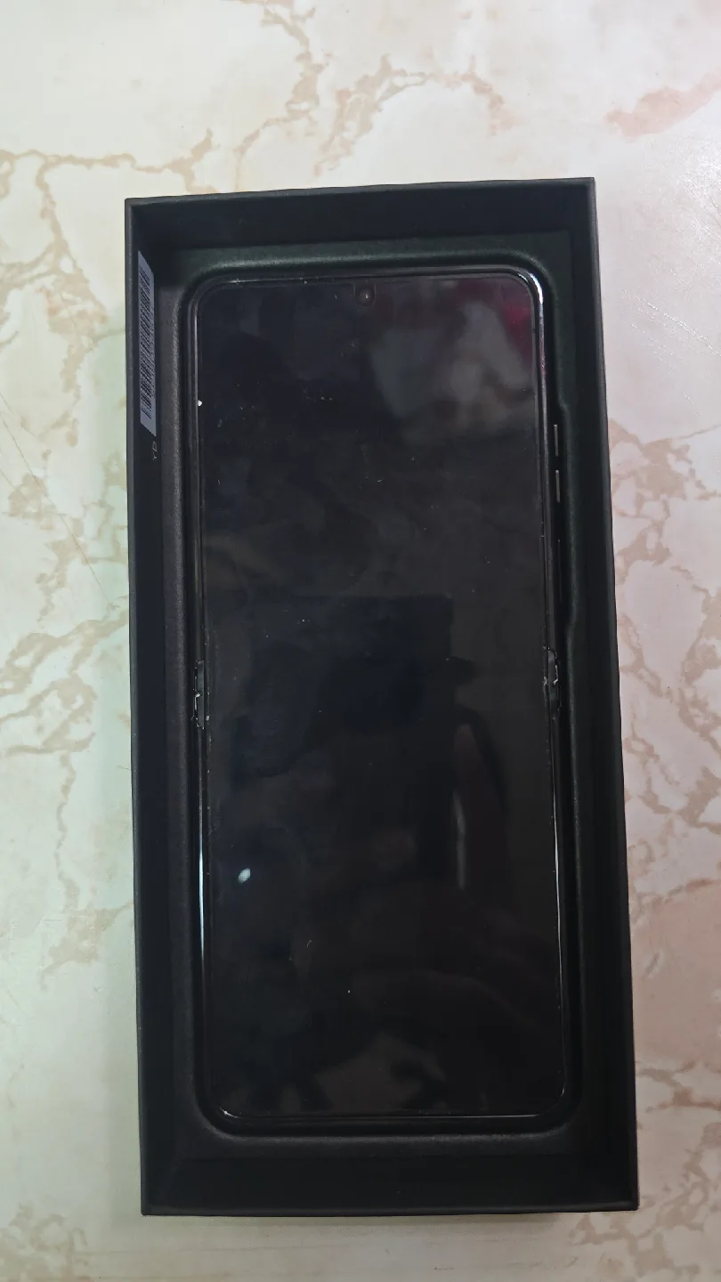 Motorola Razr+ (2023) - Black - Like New! image indicator(2)