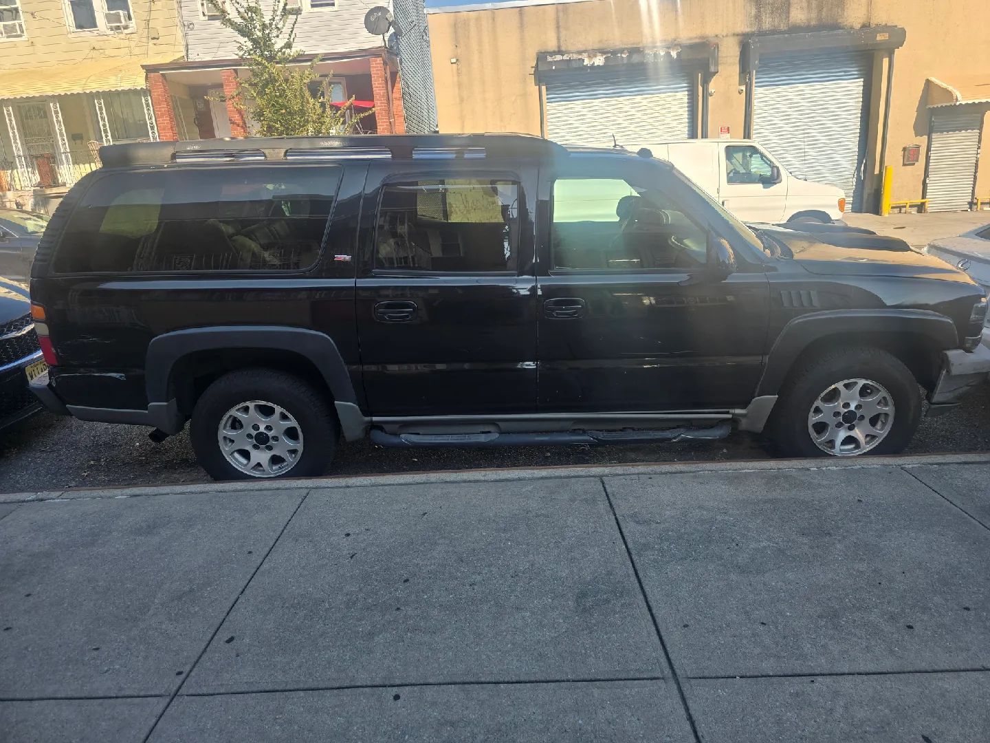 Black Chevrolet Suburban SUV image indicator(2)