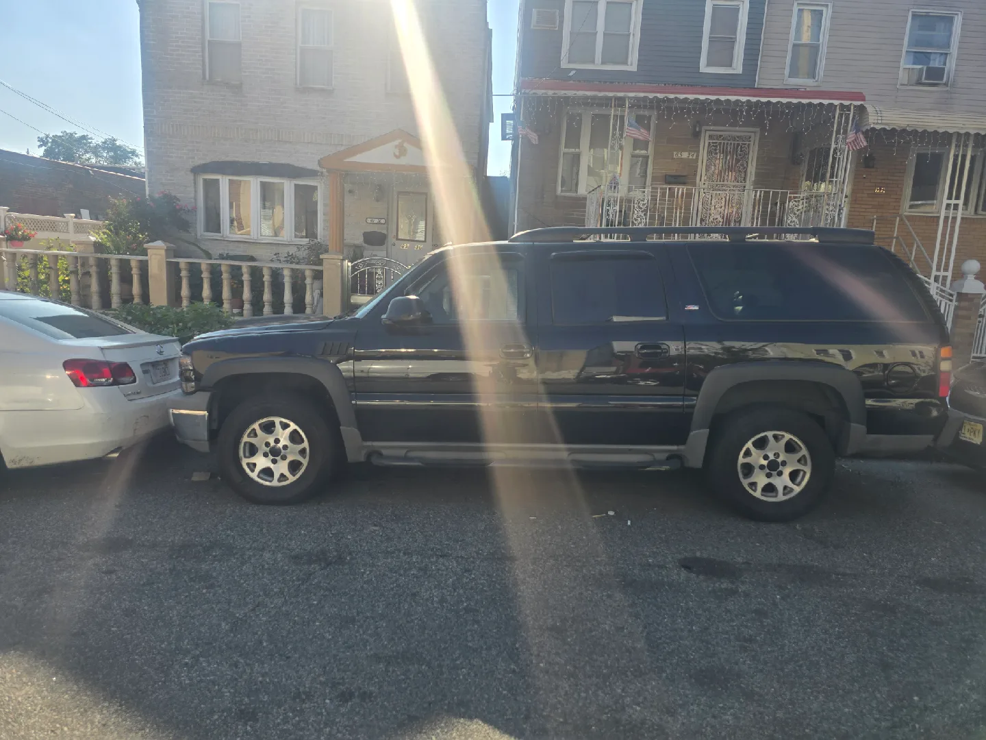 Black Chevrolet Suburban SUV image indicator(5)