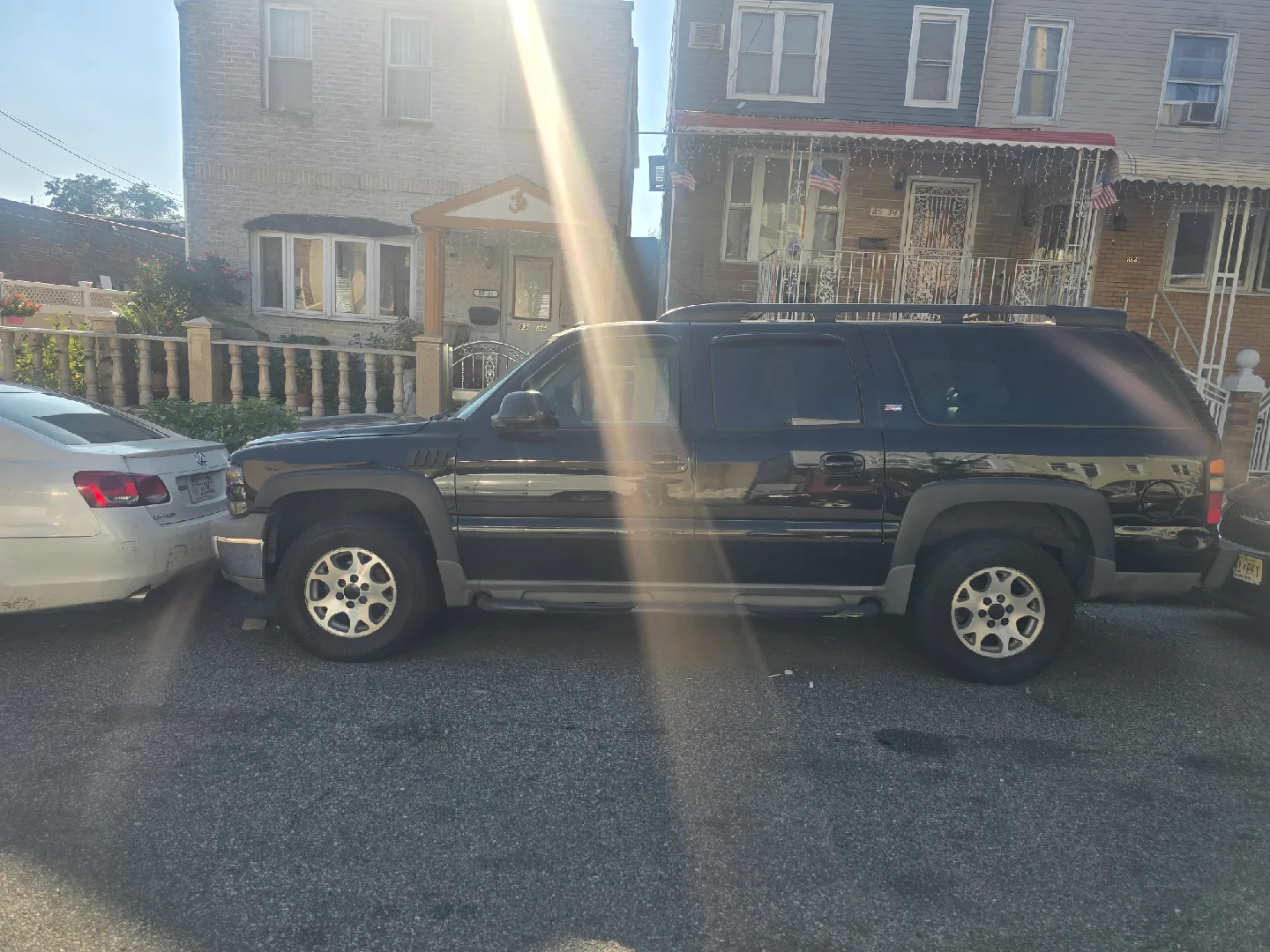 Black Chevrolet Suburban SUV image indicator(6)