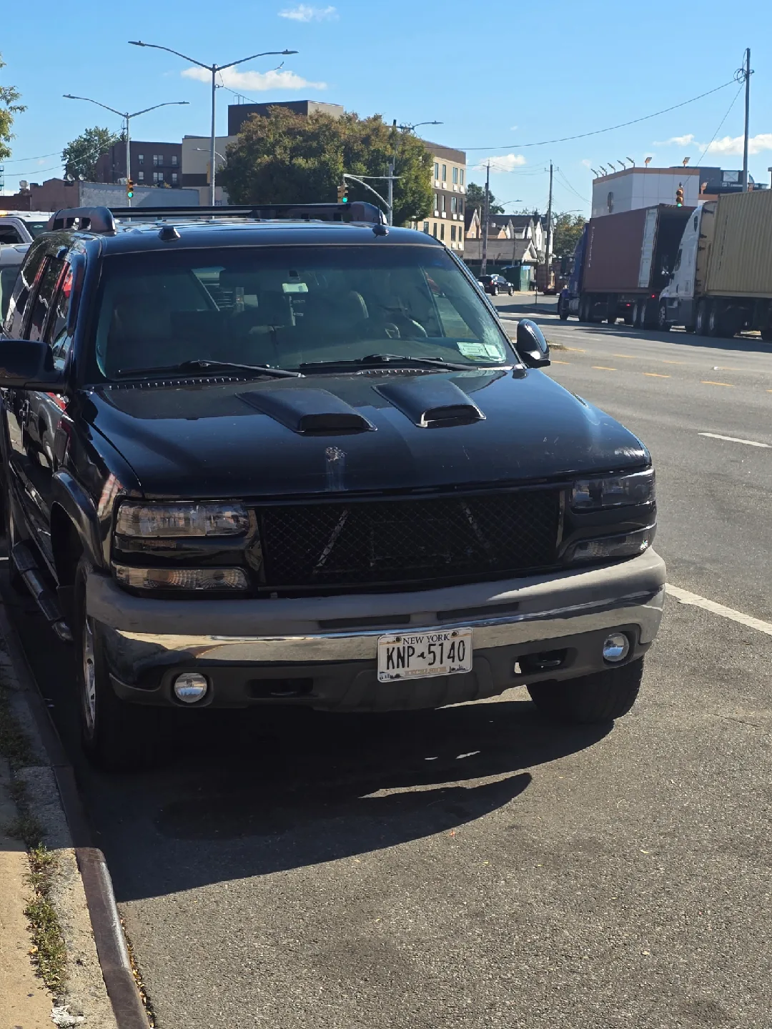 Black Chevrolet Suburban SUV image indicator(7)