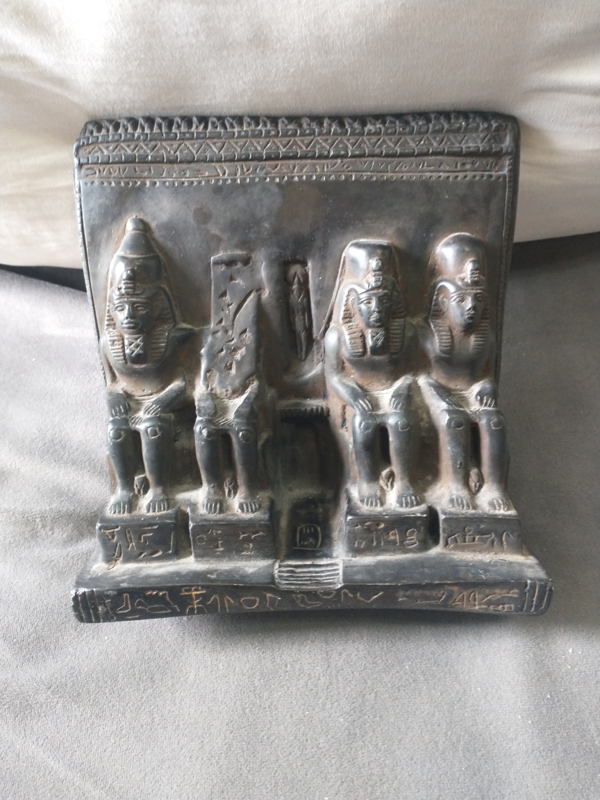 Beautiful statue based on ancient Egyptian architecture - photo 2