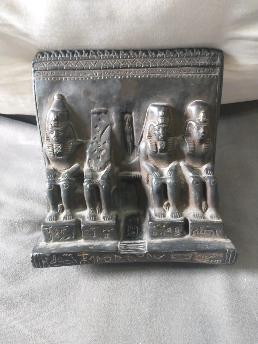 Beautiful statue based on ancient Egyptian architecture image indicator(2)