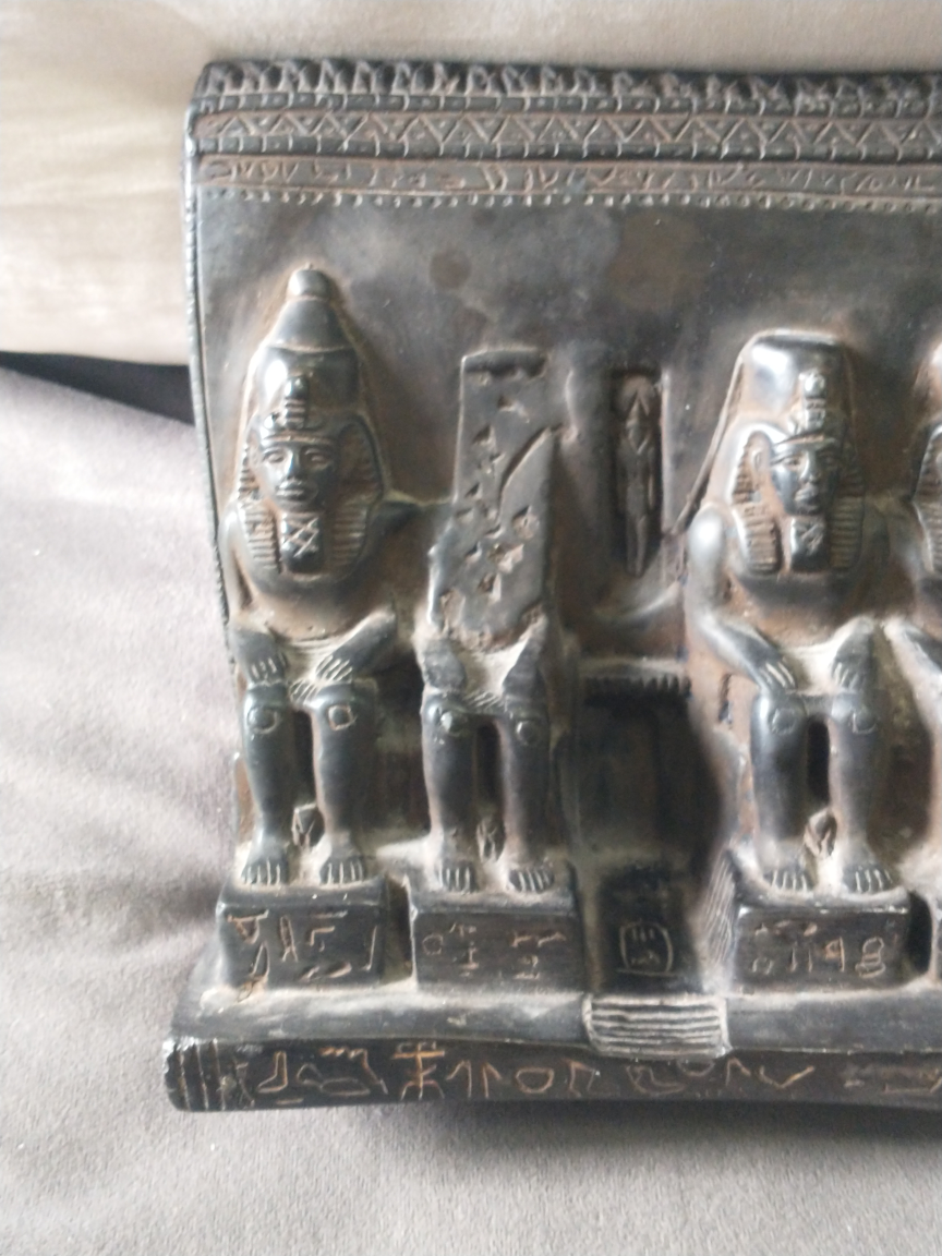 Beautiful statue based on ancient Egyptian architecture - photo 3