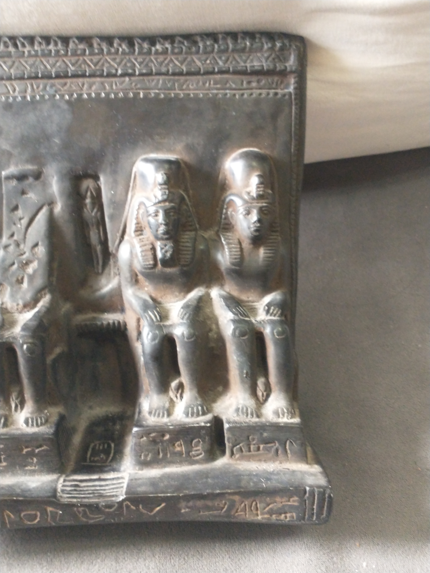 Beautiful statue based on ancient Egyptian architecture - photo 4
