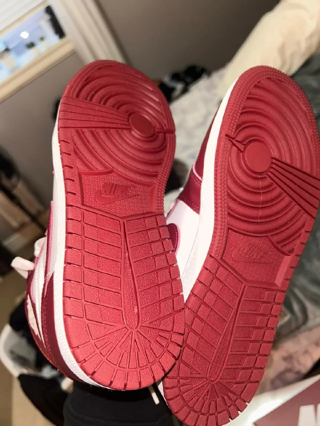 Nike Air Jordan 1 Retro High OG GS Red image indicator(3)