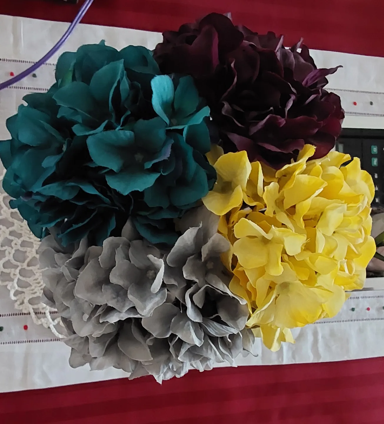 Pottery barn Artistic Pristine Geometric Vase /w hydrangea image indicator(3)