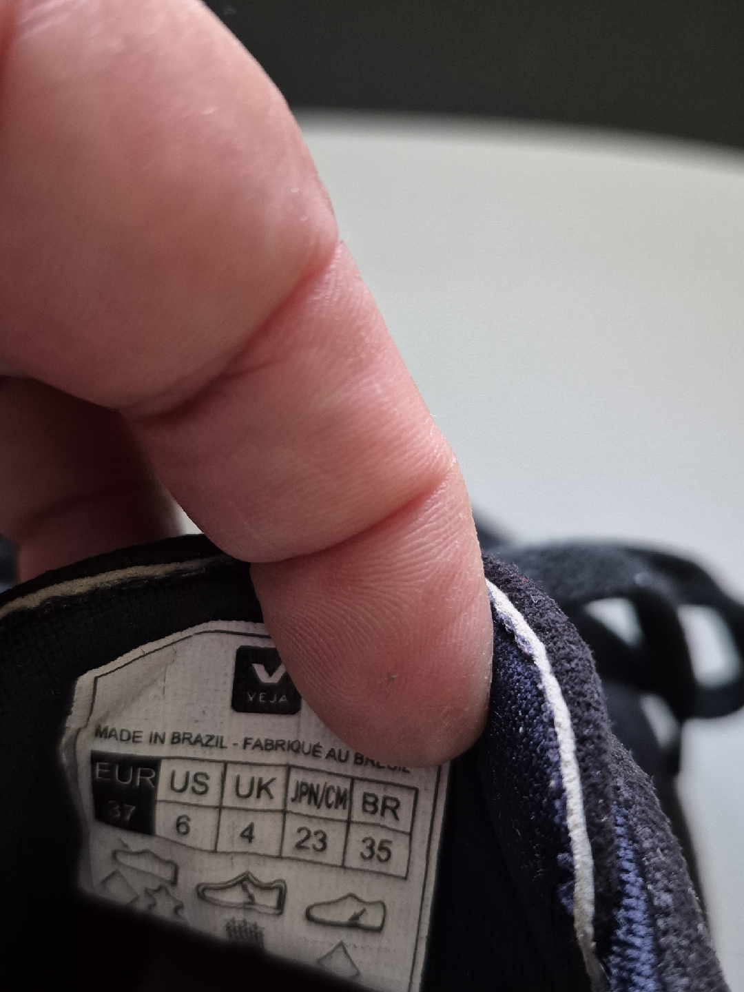 Veja Sneakers - Size US 6 or UK 4 - photo 3