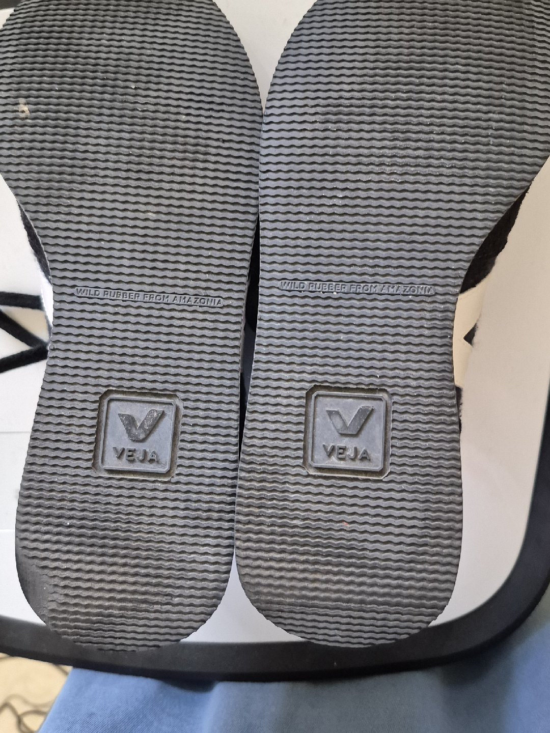 Veja Sneakers - Size US 6 or UK 4 - photo 4