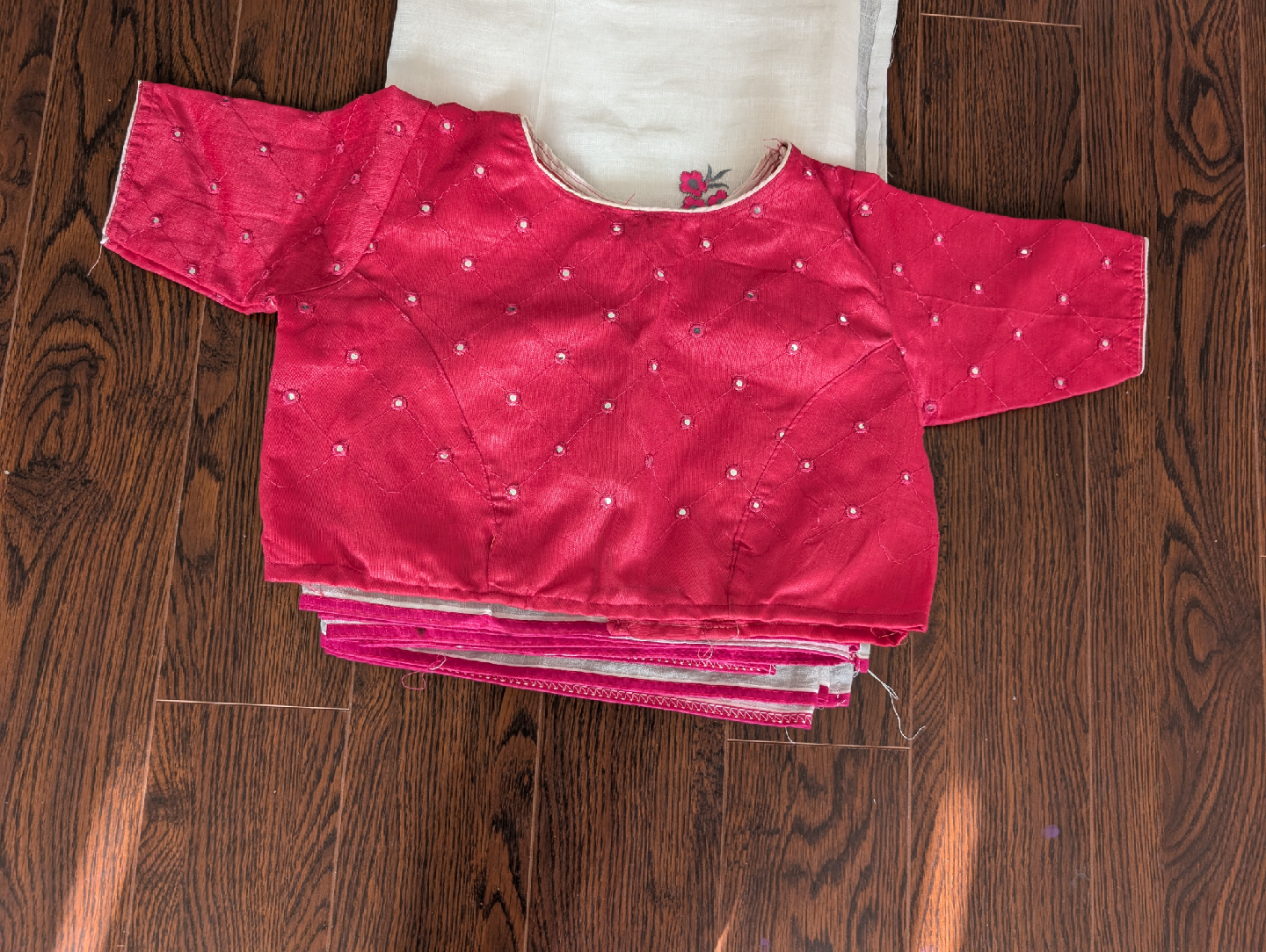 Pink Embellished Blouse & White Saree - photo 3