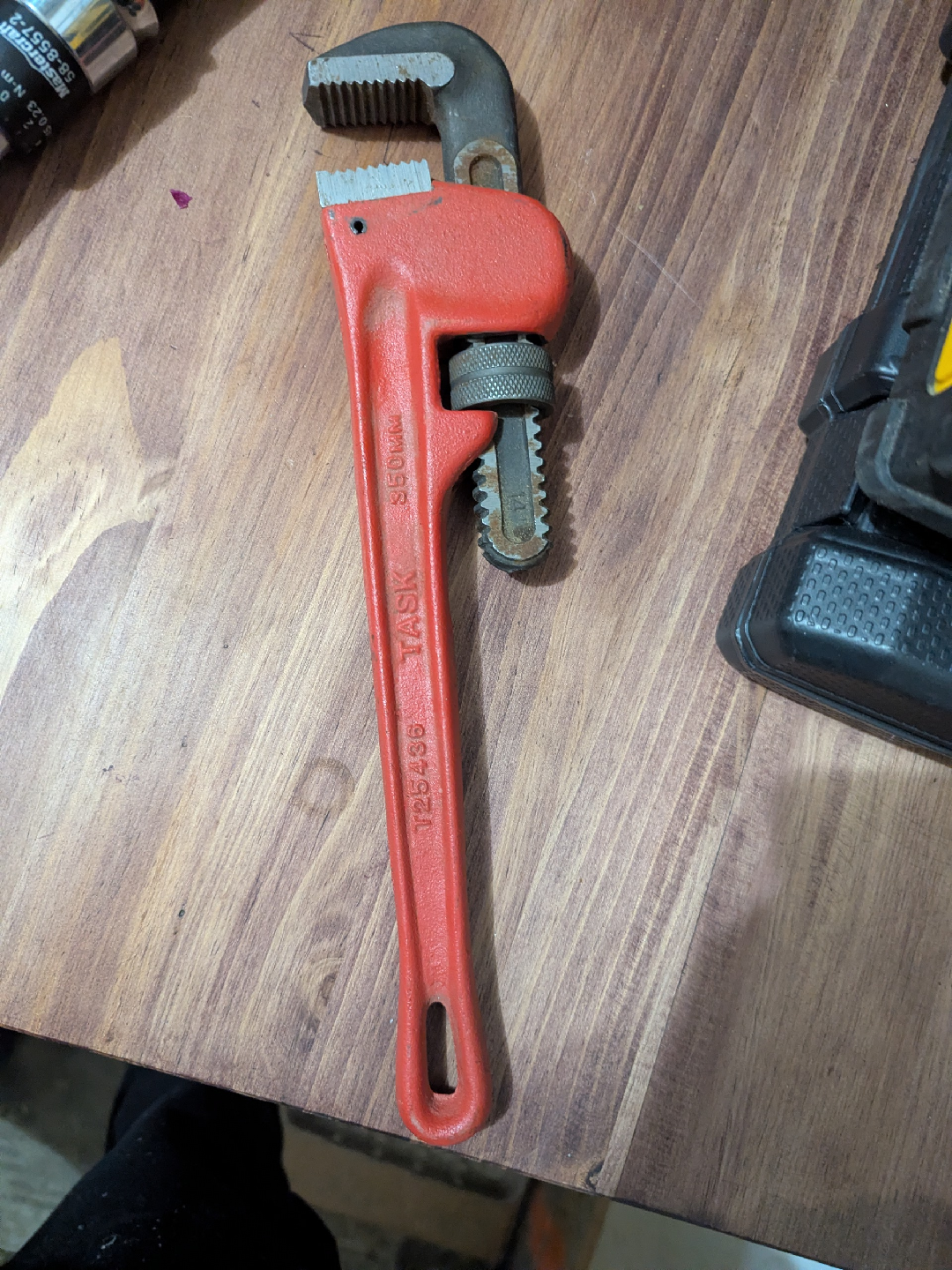 Red Heavy Duty Pipe Wrench - photo 2