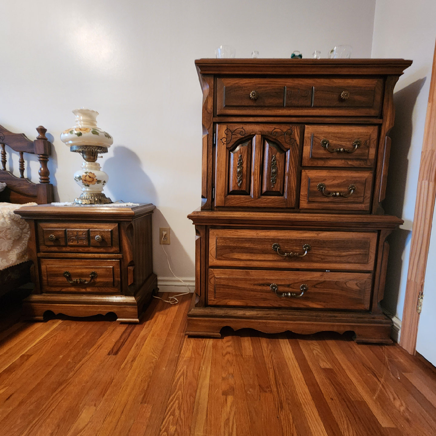 Vintage Solid Wood Bedroom Set - photo 3