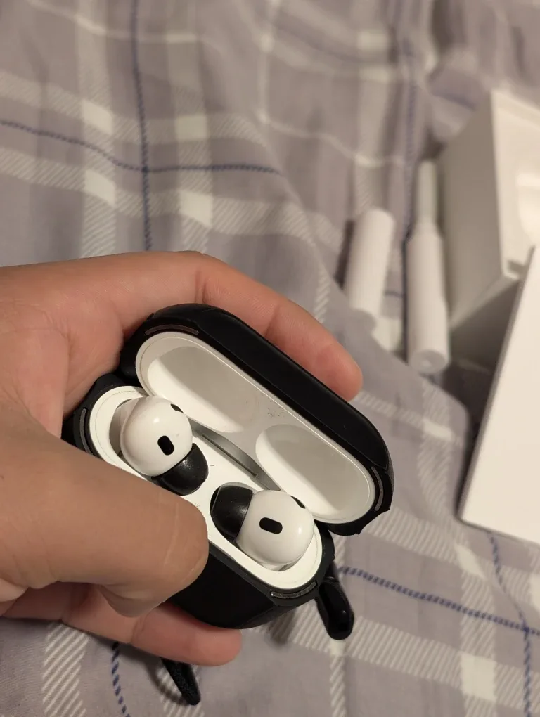 Apple AirPods Pro 2nd Gen with ESR Case image indicator(3)