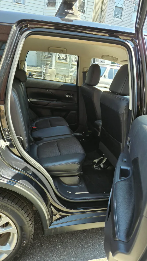 Mitsubishi Outlander SUV image indicator(5)