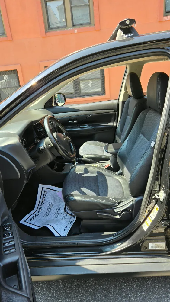 Mitsubishi Outlander SUV image indicator(6)