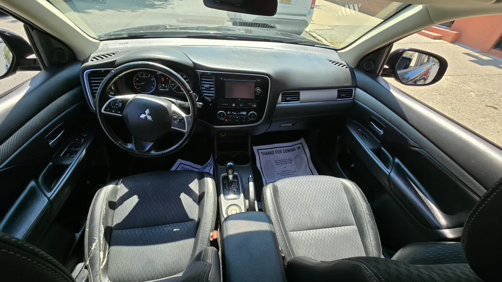 Mitsubishi Outlander SUV image indicator(8)