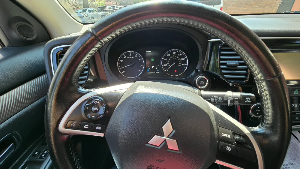 Mitsubishi Outlander SUV image indicator(9)