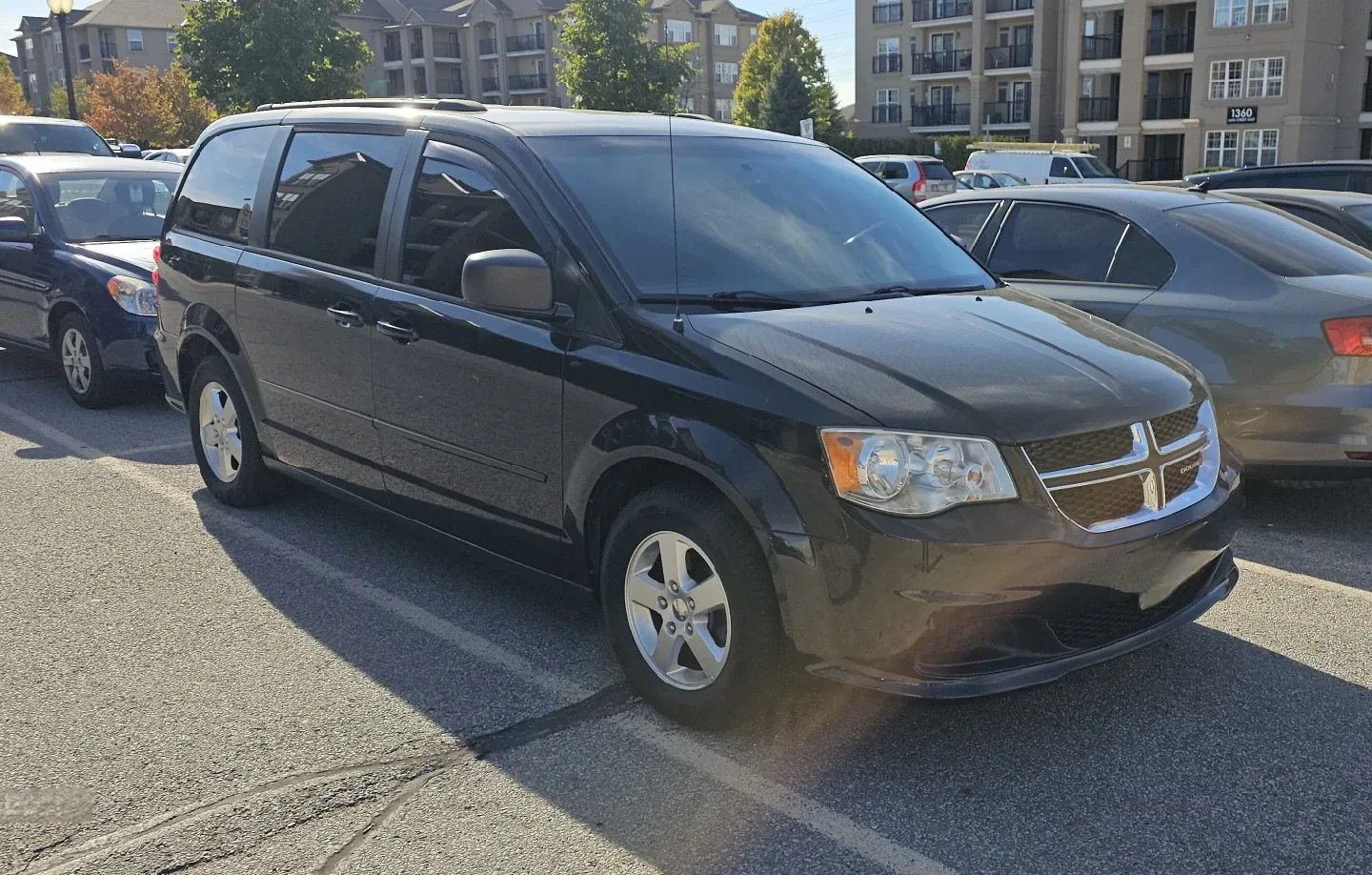 Dodge Grand Caravan - Black Minivan image indicator(3)