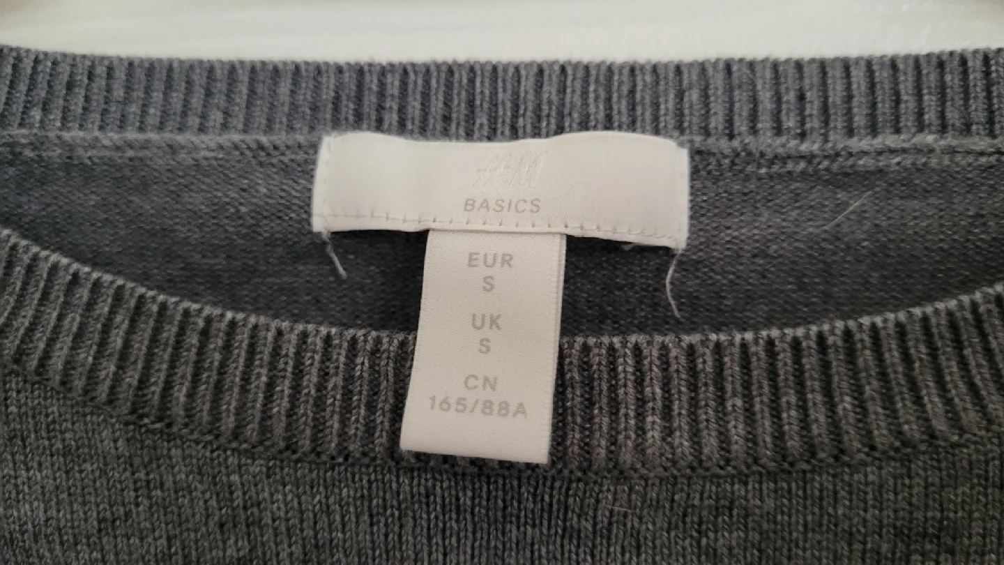 H&M Basics Grey Sweater - Size Small image indicator(4)