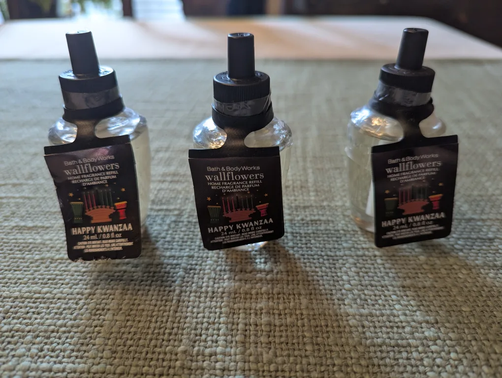 Bath & Body Works Wallflowers - Happy Kwanzaa bundle thumbnail